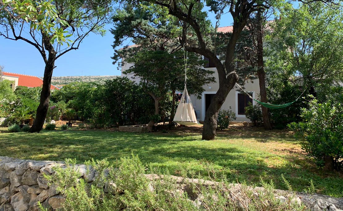 A big garden, ideal for family games or relaxation.