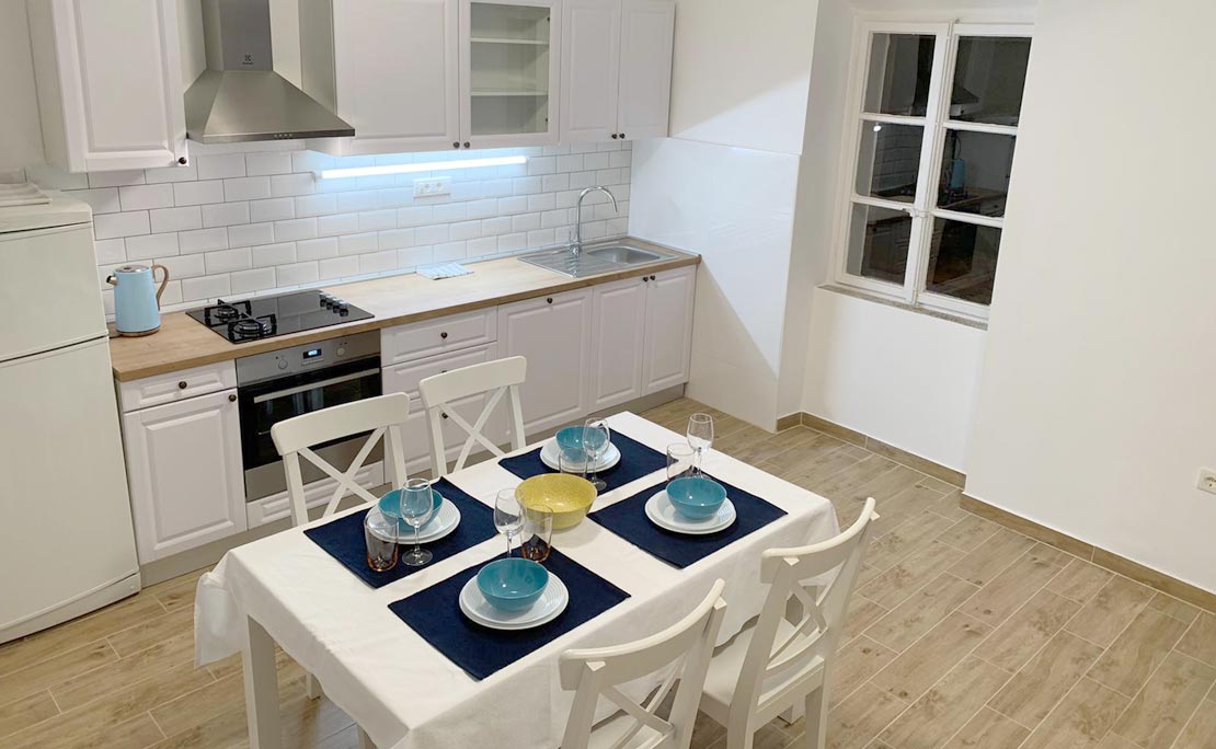 Kitchen & dinning room, for up to 10 people.